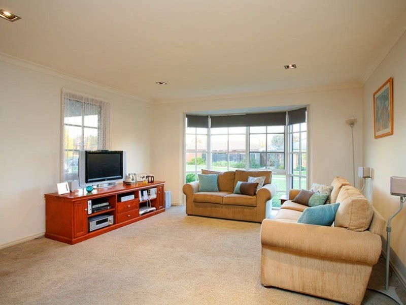 2 Madden Retreat, Berwick VIC 3806