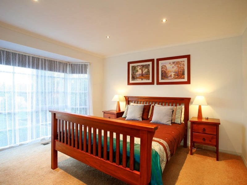 2 Madden Retreat, Berwick VIC 3806