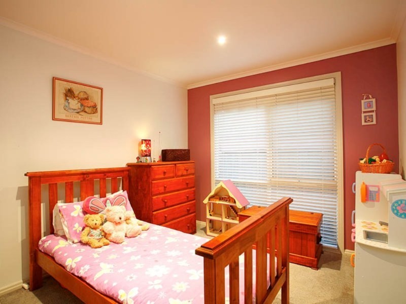 2 Madden Retreat, Berwick VIC 3806