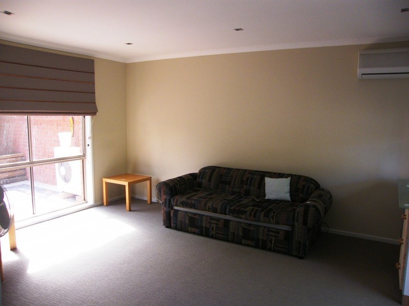 2/7 Wallowa Cres, Narre Warren VIC 3805