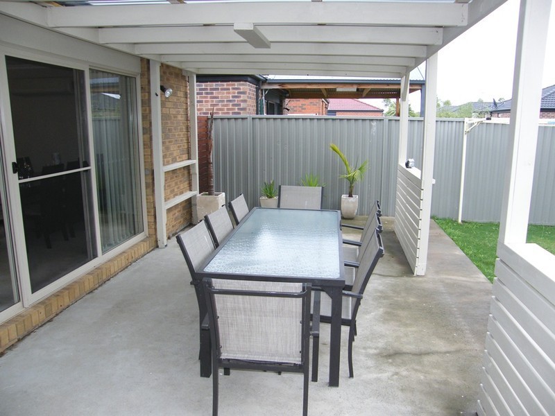 14 Tyndall Street, Cranbourne East VIC 3977