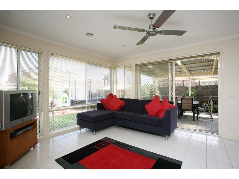 115 Hutchinson Drive, Lynbrook VIC 3975