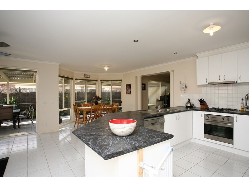 115 Hutchinson Drive, Lynbrook VIC 3975