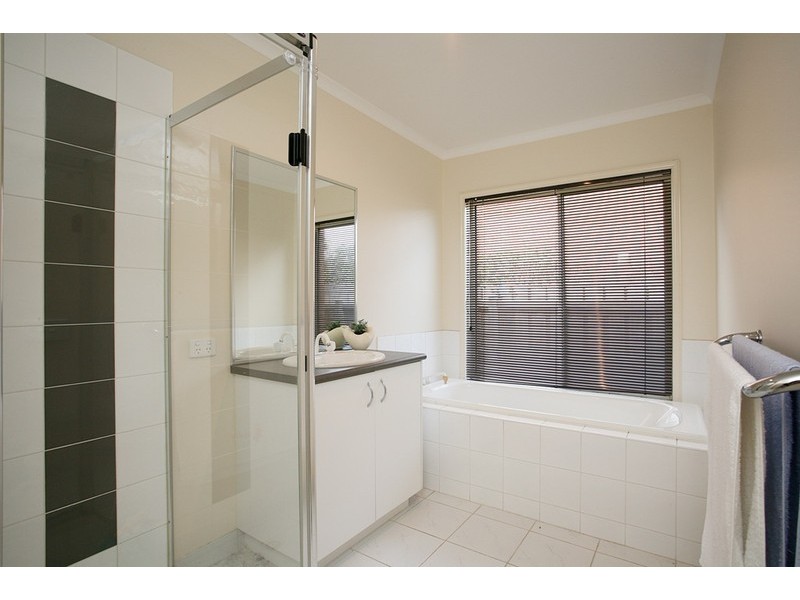 115 Hutchinson Drive, Lynbrook VIC 3975