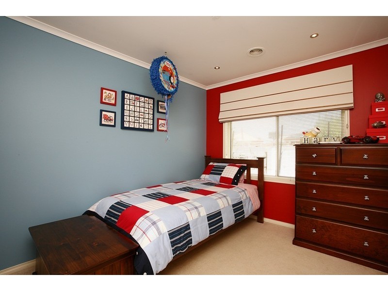 115 Hutchinson Drive, Lynbrook VIC 3975