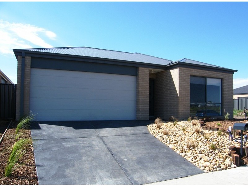 82 Mackillop Way, Clyde North VIC 3978