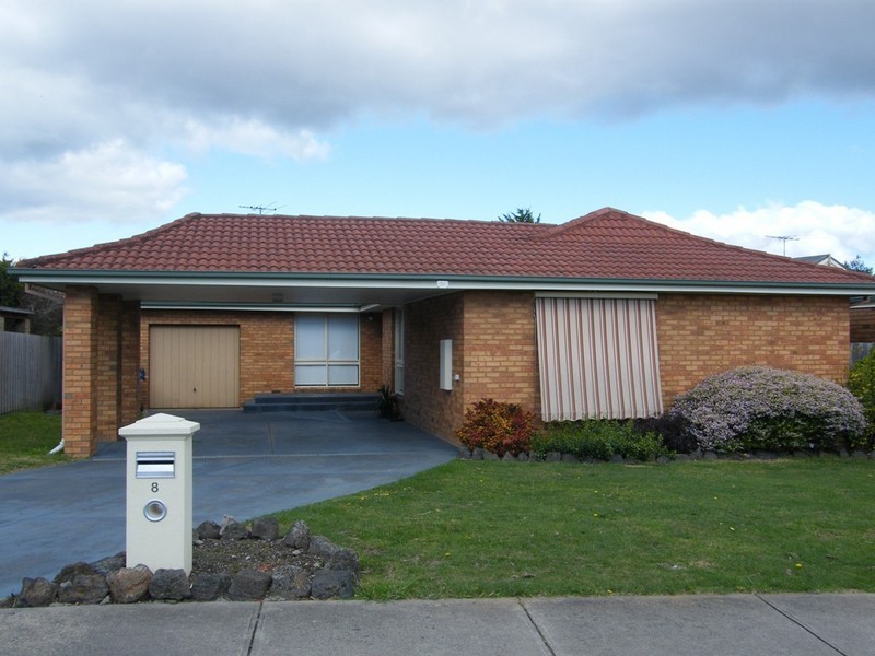 8 Collins Crescent, Berwick VIC 3806