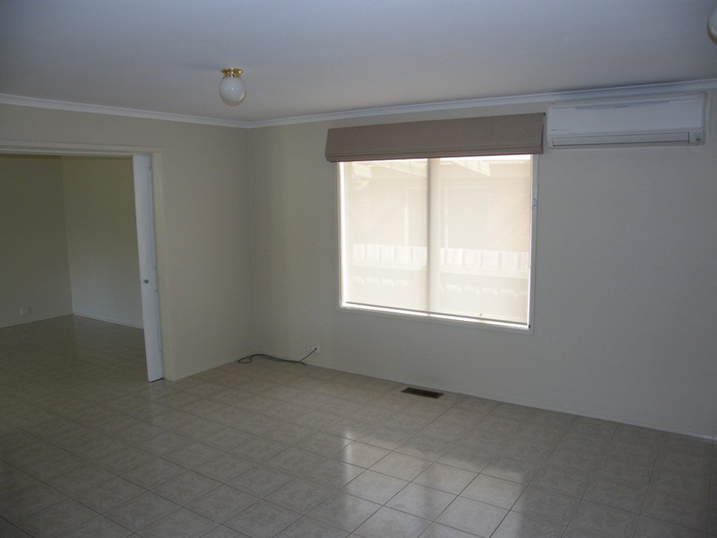 8 Collins Crescent, Berwick VIC 3806