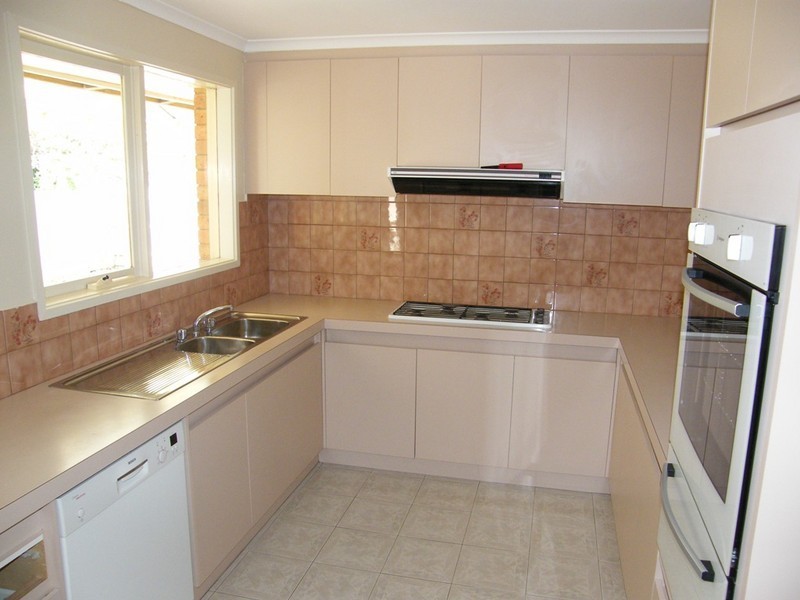 8 Collins Crescent, Berwick VIC 3806