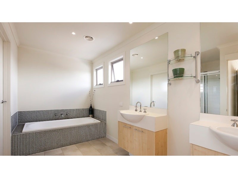 26 Bridgewater Blvd, Berwick VIC 3806