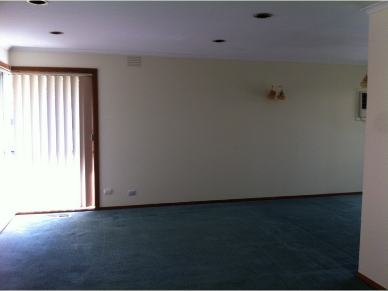 9 Chalcot Drive, Endeavour Hills VIC 3802