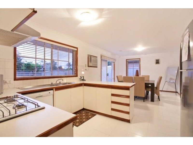 42 St Boswell Ave, Berwick VIC 3806