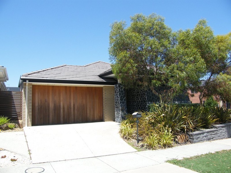 98 Bridgewater Blvd, Berwick VIC 3806