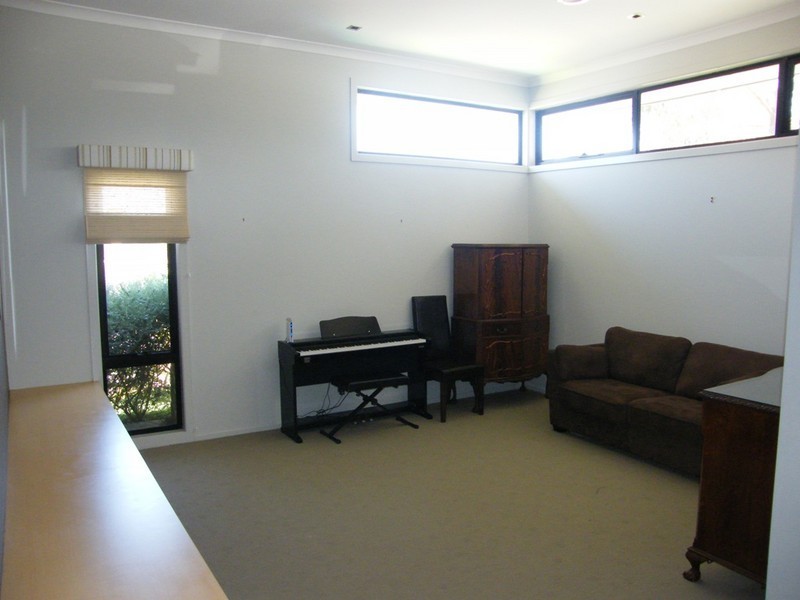 98 Bridgewater Blvd, Berwick VIC 3806