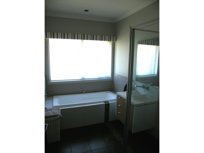 98 Bridgewater Blvd, Berwick VIC 3806