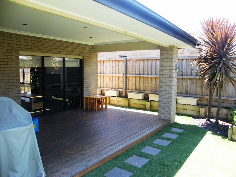 98 Bridgewater Blvd, Berwick VIC 3806