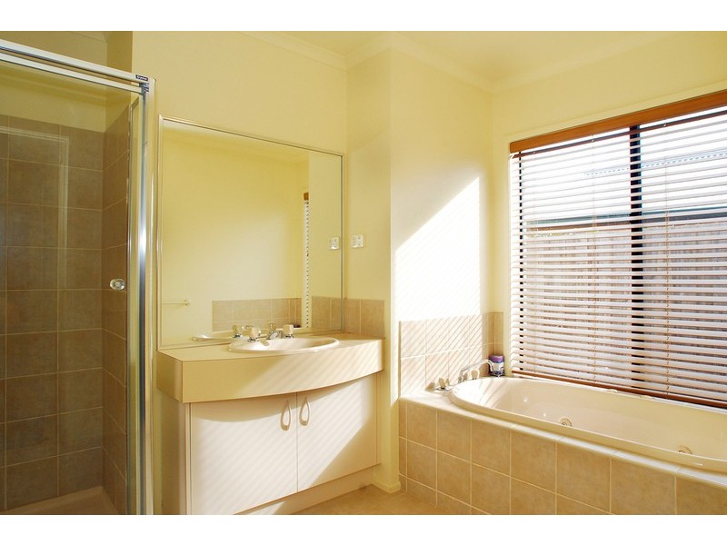 10 Newhaven Drive, Berwick VIC 3806