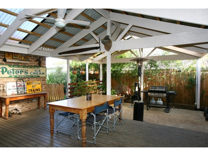 16 County Drive, Berwick VIC 3806