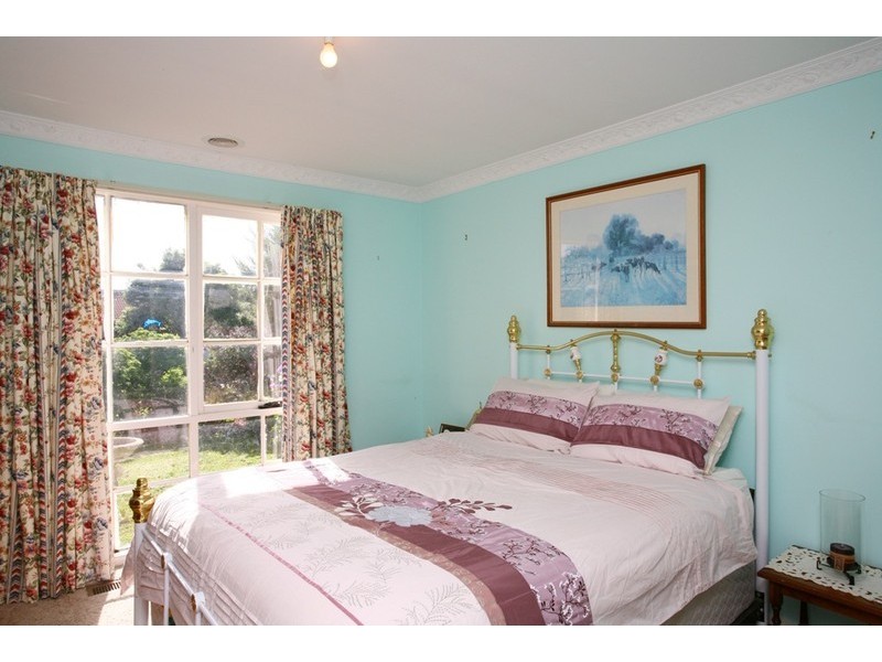 16 County Drive, Berwick VIC 3806