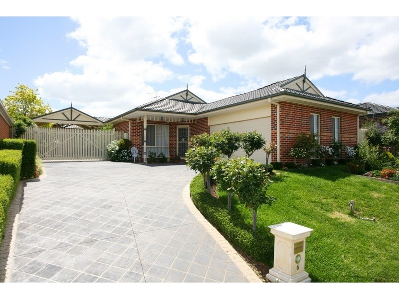 6 Paxton Close, Berwick VIC 3806