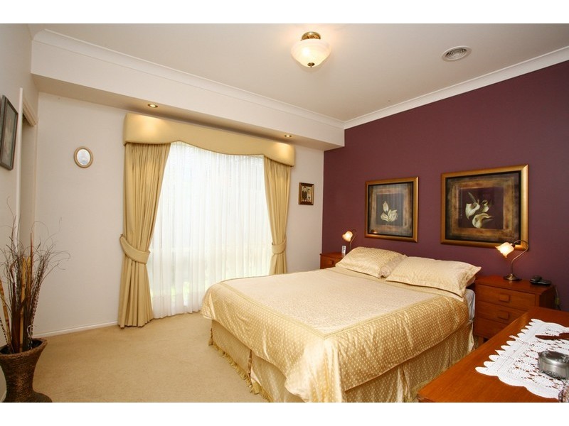 6 Paxton Close, Berwick VIC 3806