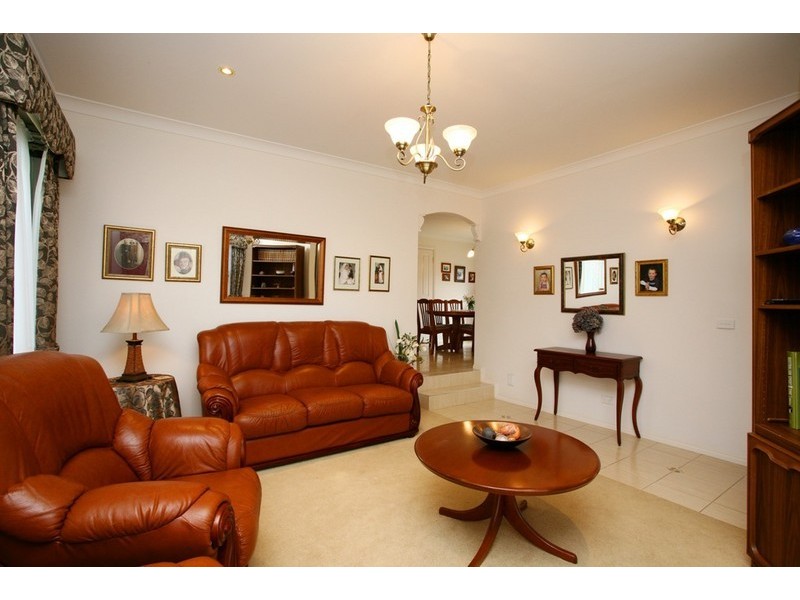 6 Paxton Close, Berwick VIC 3806