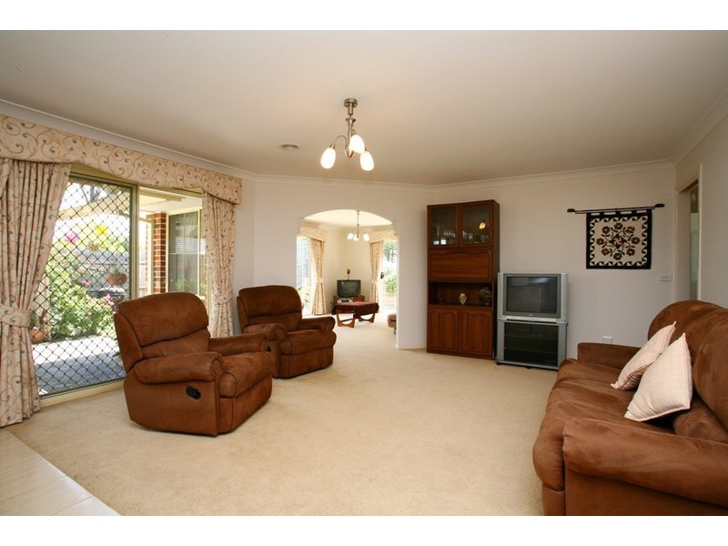 6 Paxton Close, Berwick VIC 3806