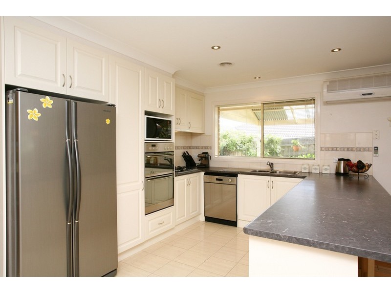 6 Paxton Close, Berwick VIC 3806