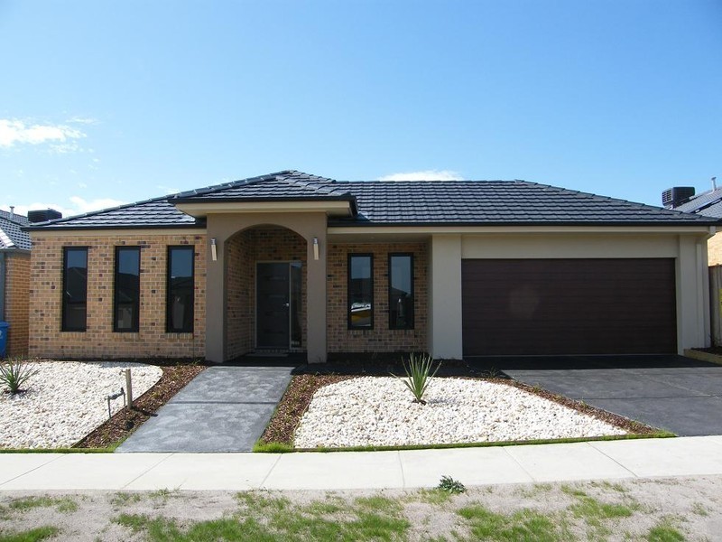 14 Manorwood Way, Berwick VIC 3806