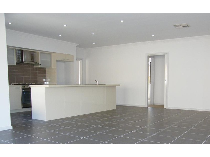 14 Manorwood Way, Berwick VIC 3806