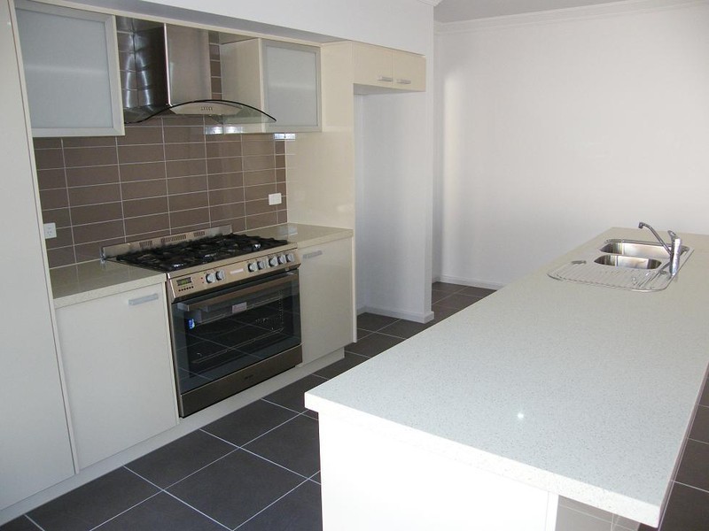 14 Manorwood Way, Berwick VIC 3806