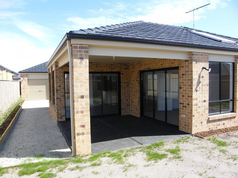 14 Manorwood Way, Berwick VIC 3806