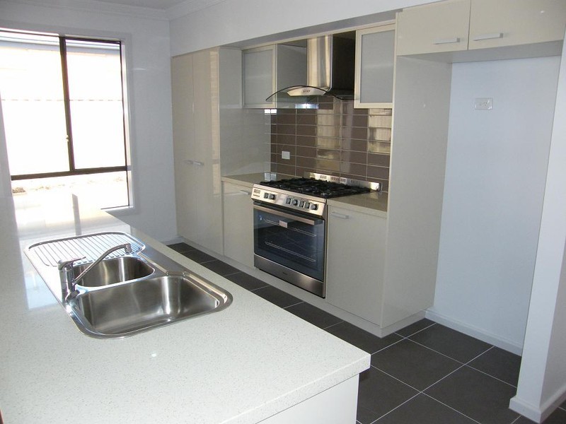 14 Manorwood Way, Berwick VIC 3806