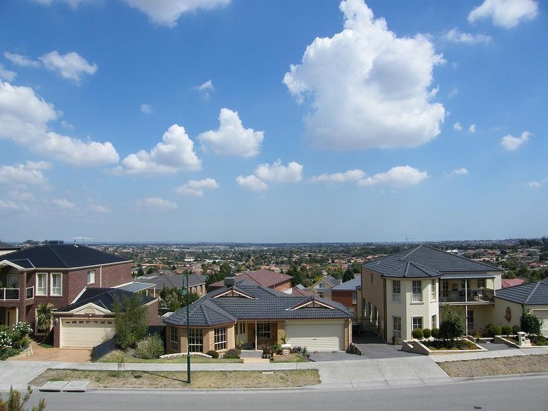27  Montbrae Circuit, Narre Warren VIC 3805