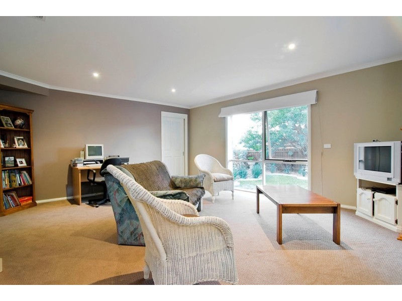 18 Earlston Square, Berwick VIC 3806