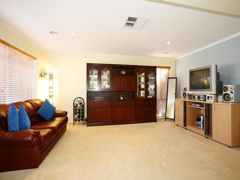 4 Woodchase Court, Cranbourne East VIC 3977