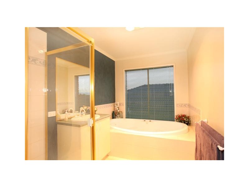 5 McCubbin Way, Berwick VIC 3806