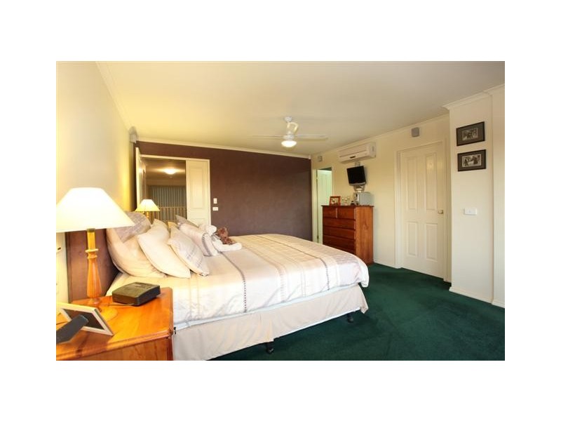 5 McCubbin Way, Berwick VIC 3806