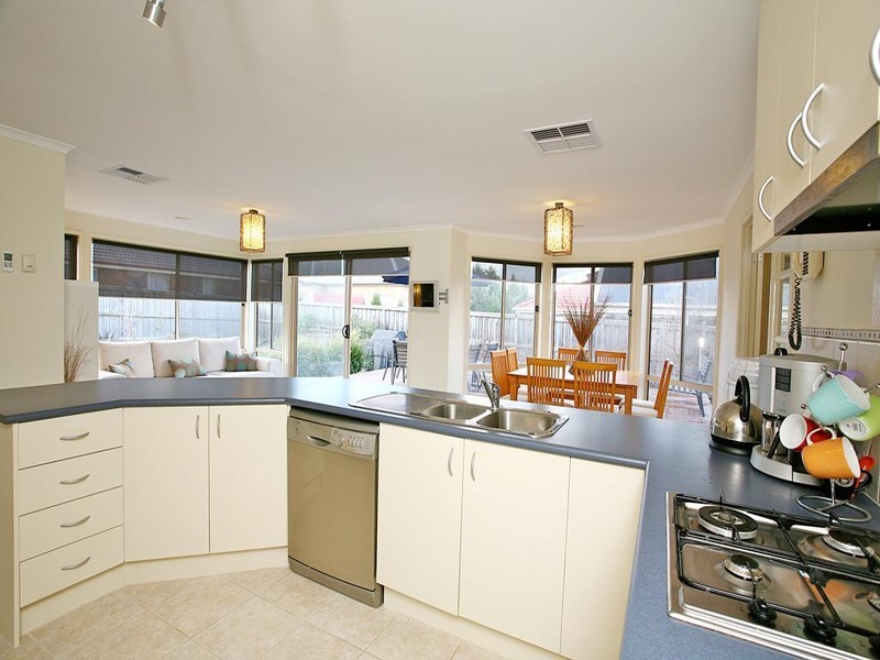 102 Robinswood Parade, Narre Warren South VIC 3805