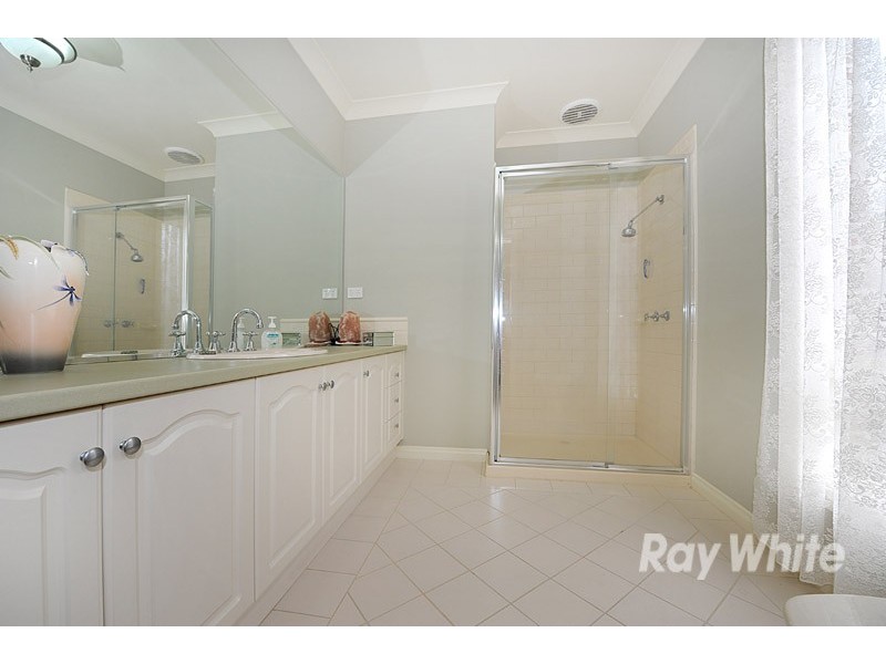 16 Leisurewood Drive, Berwick VIC 3806