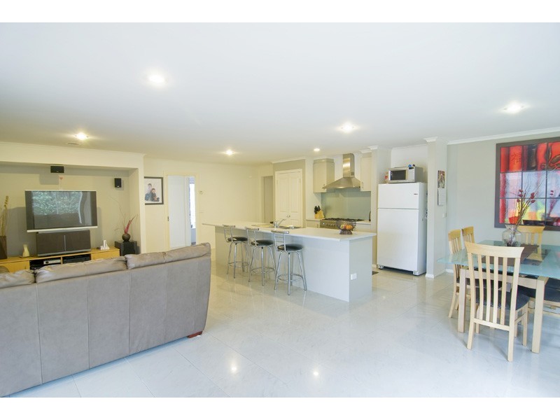 16 Pevensey Drive, Narre Warren South VIC 3805