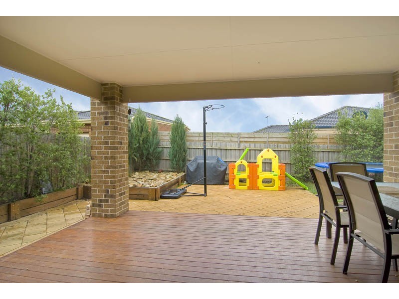 16 Pevensey Drive, Narre Warren South VIC 3805