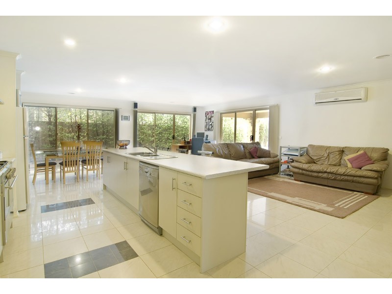 16 Pevensey Drive, Narre Warren South VIC 3805