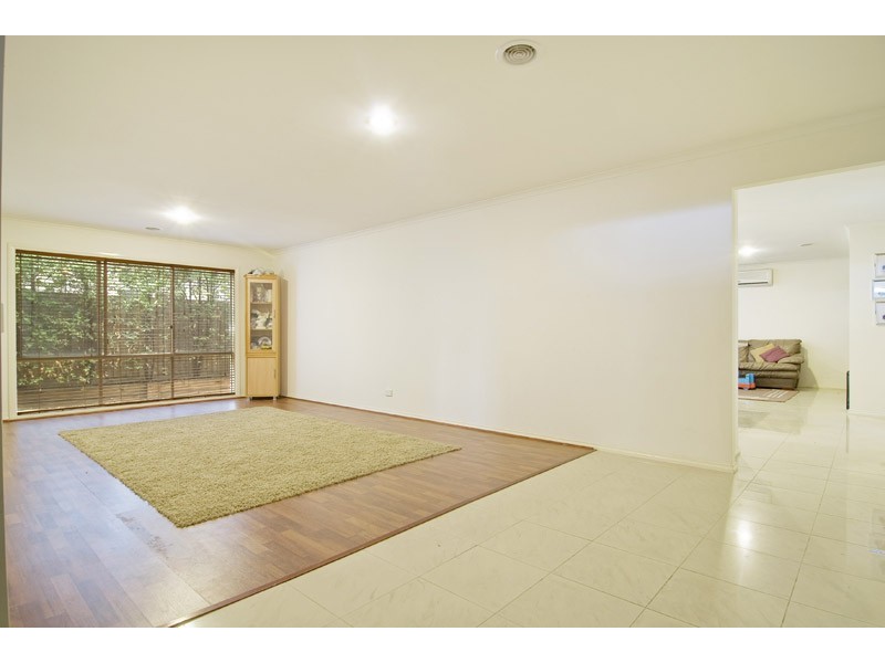 16 Pevensey Drive, Narre Warren South VIC 3805