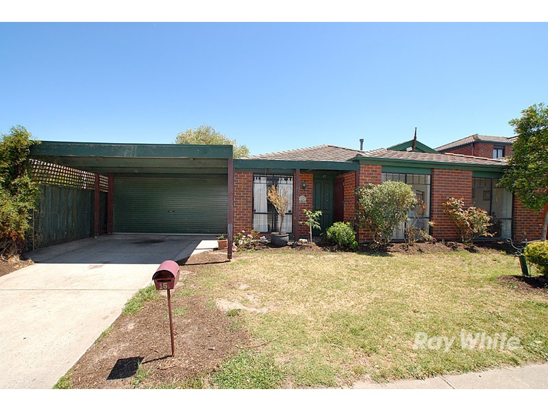 15 Daphne Way, Cranbourne North VIC 3977