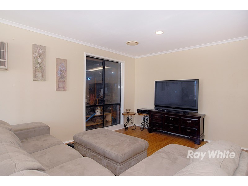 15 Daphne Way, Cranbourne North VIC 3977