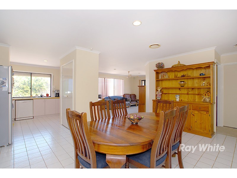 15 Daphne Way, Cranbourne North VIC 3977