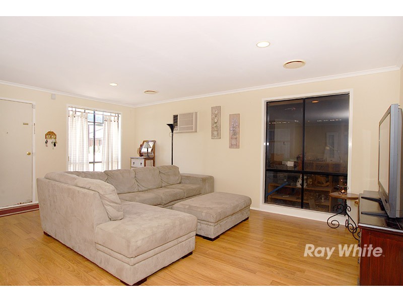 15 Daphne Way, Cranbourne North VIC 3977