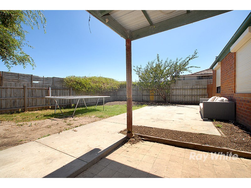 15 Daphne Way, Cranbourne North VIC 3977