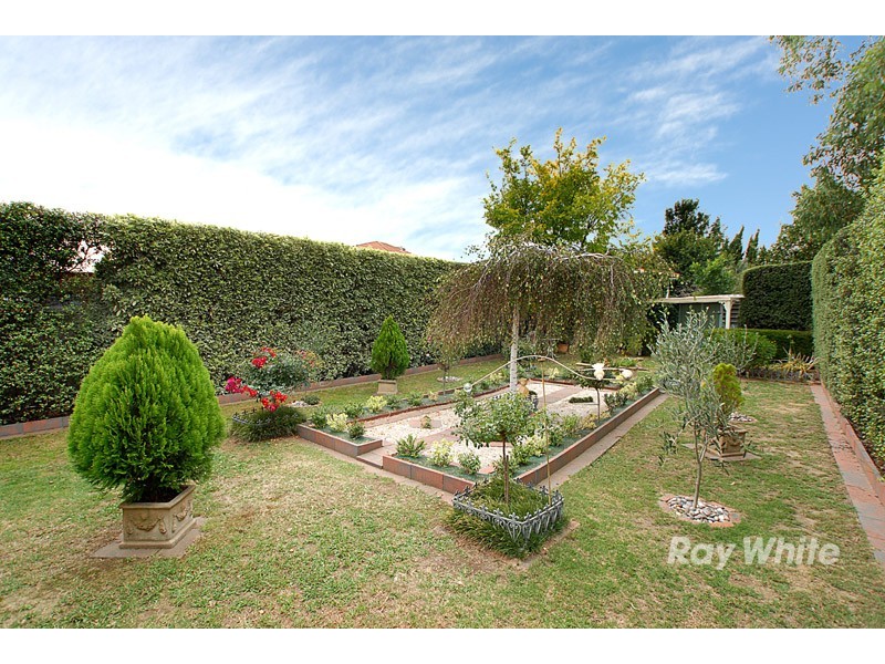 4 Illowra Court, Berwick VIC 3806